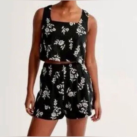 Abercrombie & Fitch Women's Size Large NWT Black White Embroidered Floral Short - Picture 2 of 13